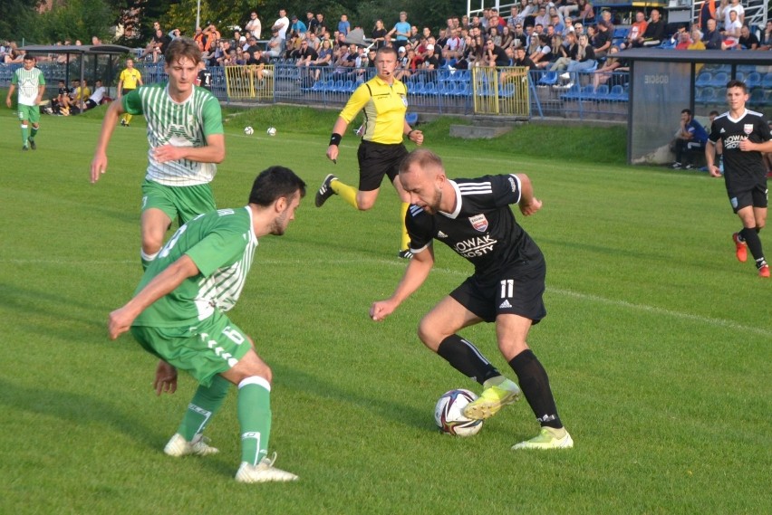 Derby. Kolejarz Stróże rozbił Grybovię. Trener: jakość i doświadczenie [ZDJĘCIA]