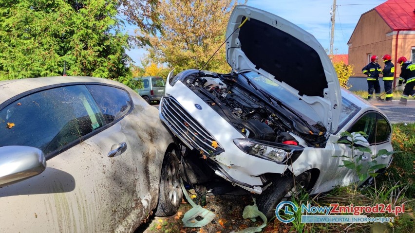 Dachowanie porsche i kraksa trzech aut w gminie Nowy Żmigród