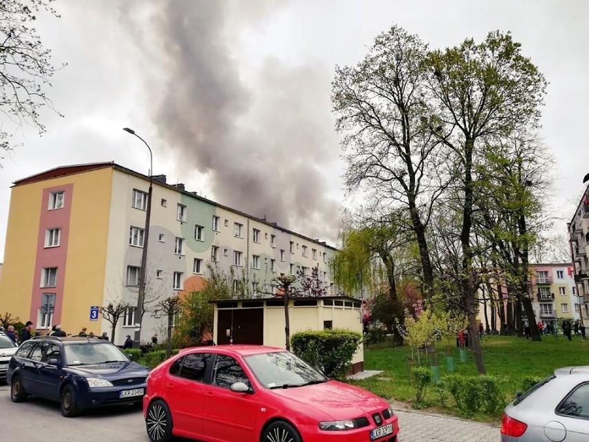 Pożar w bloku w Kraśniku! Poparzony mężczyzna trafił do szpitala. Zobacz wideo
