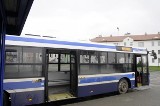 Kraków: kopał w drzwi autobusu, powstrzymali go pasażerowie