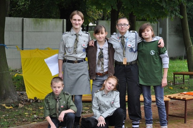 Podczas zlotu harcerze strzelali z łuku, biesiadowali przy ognisku i wzięli udział w grze miejskiej.