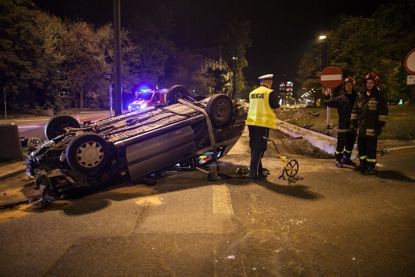 Wypadek na Mickiewicza w Łodzi. Jedna osoba w szpitalu [ZDJĘCIA, FILM]