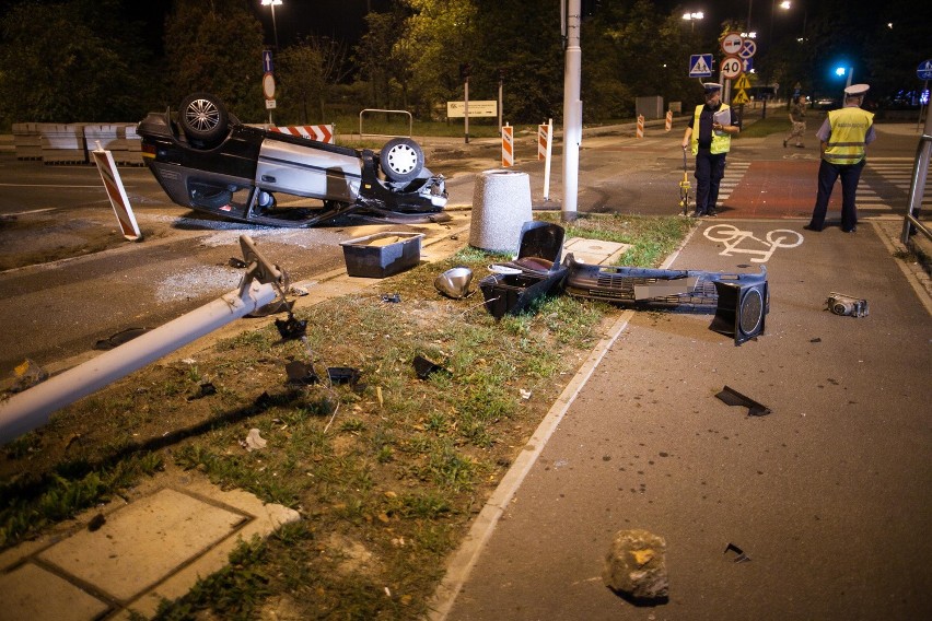 Wypadek na Mickiewicza w Łodzi. Jedna osoba w szpitalu [ZDJĘCIA, FILM]