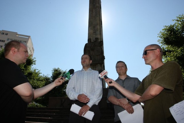 Młodzi z PiS protestują przeciwko pomnikom upamiętniającym PRL i Sowietów