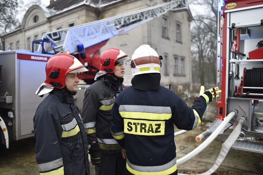 Pożar w pałacu w Wojnowicach. Runął fragment dachu