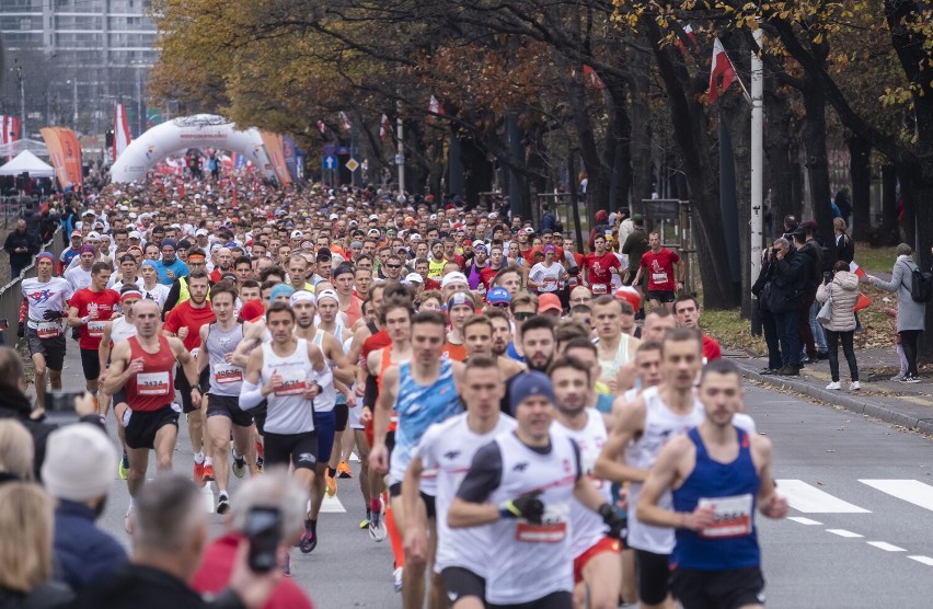 Bieg Niepodległości 2022. Biało-czerwona fala biegaczy na ulicach Warszawy. Wyjątkowa impreza sportowa w stolicy