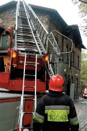 Strażacy podczas rozbiórki spalonego dachu dyskoteki. Foto:...