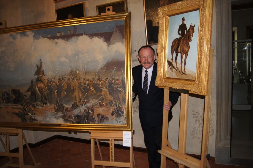 Andrzej Szpunar nie kryje zadowolenia z pozyskania obrazów...