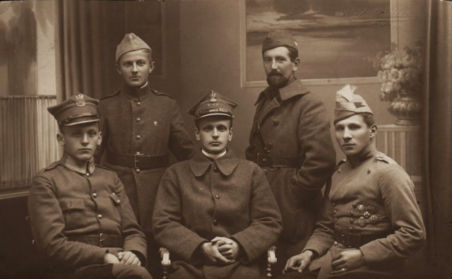 Fotografia pocztówkowa związana ze służbą wojskową Kazimierza Michalskiego z okresu wojny polsko-bolszewickiej, wykonana w Grodnie