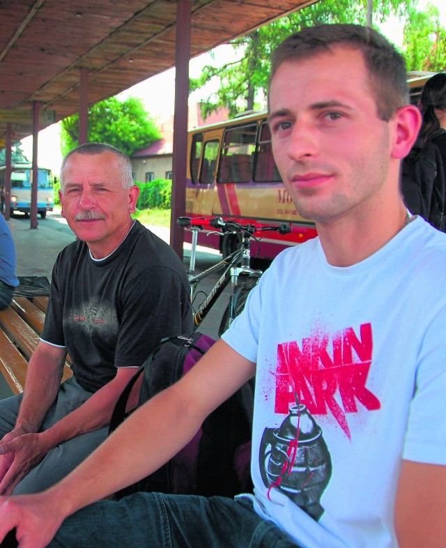 Ryszard Rugon (z lewej) i Grzegorz Kołodziej na dębickim dworcu: - To dobre miejsce, aby czekać na autobus. Po co to psuć?