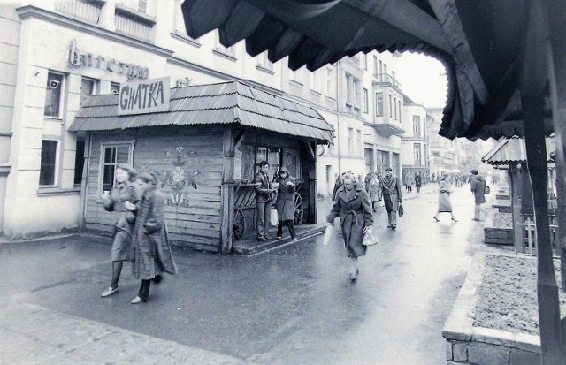 Wiosną 1980 roku fronton „Karczmy Słupskiej” przy al. Wojska Polskiego obstawiono taką oto chatką