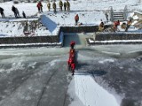 Widowiskowe akcje sądeckich strażaków. Na zamarzniętych zbiornikach ćwiczyli ratowanie osób, pod którymi pękł lód