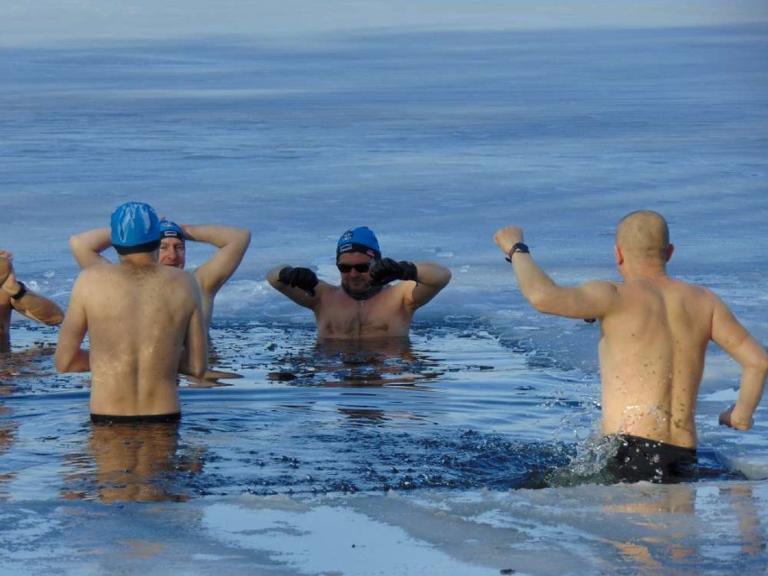  Niedzielne spotkanie morsów na plaży Lodożerców w Chodzieży.