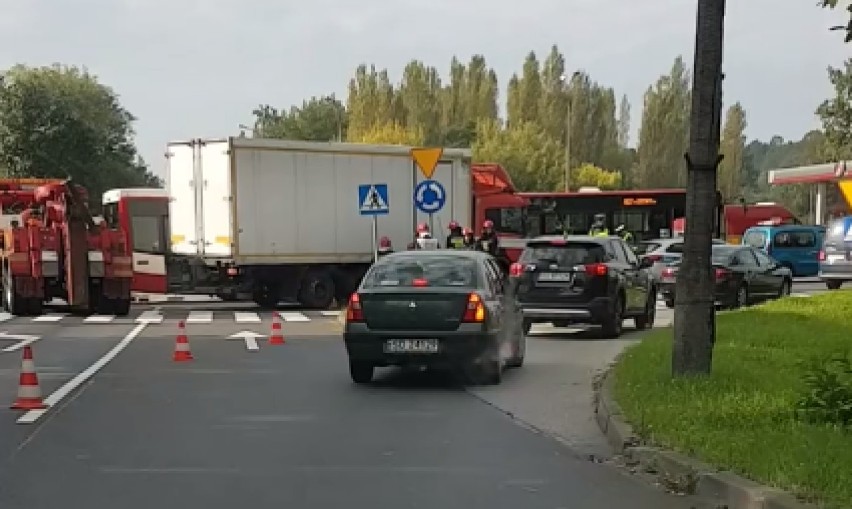 Wypadek w Dąbrowie Górniczej: Ciężarówka uderzyła w autobus linii 807, są ranni