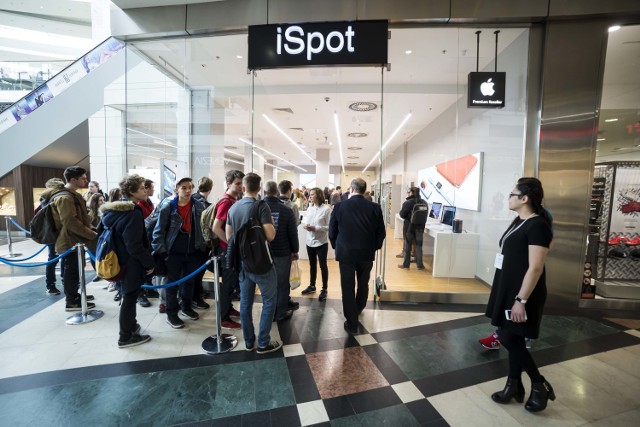 ISpot, Warszawa, Arkadia. To największy salon Apple w Polsce [ZDJĘCIA]