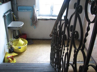 Lokatorzy mieszkań socjalnych w budynku przy ul. Głubczyckiej  18 robią pranie i myją się na korytarzu