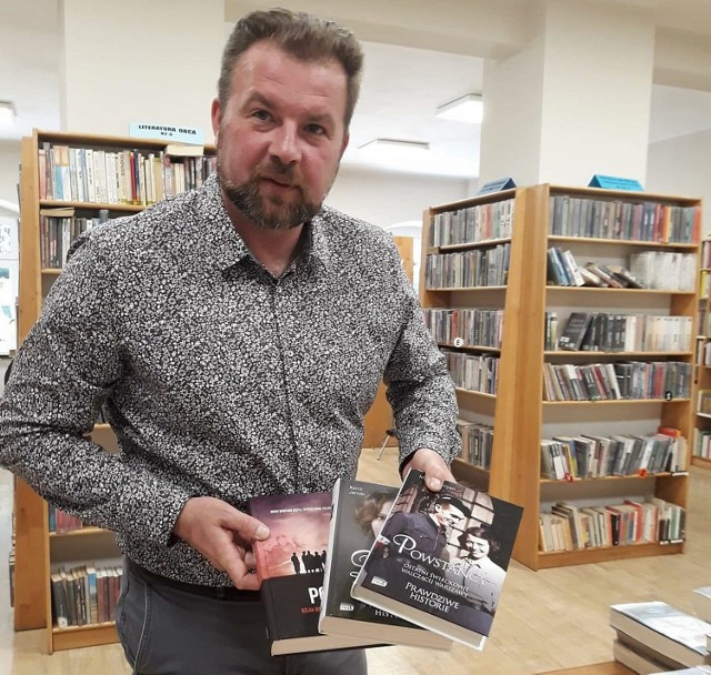 Inicjatorem akcji związanej z obdarowywaniem bibliotek gminnych w powiecie wałbrzyskim nowymi książkami, jest Łukasz Kazek - radny powiatu wałbrzyskiego i regionalista