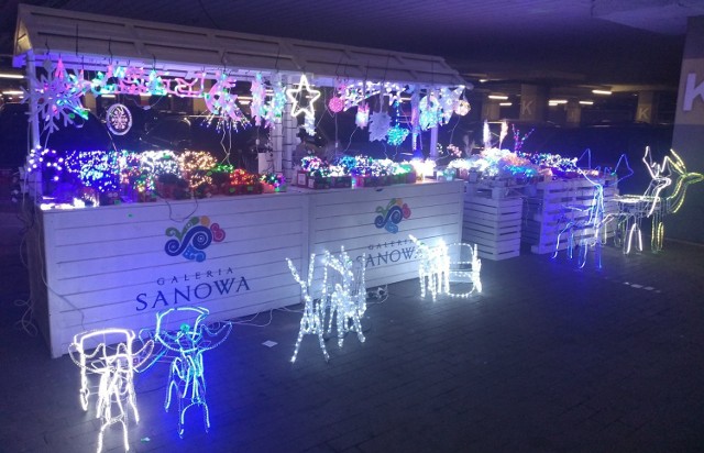 Okazjonalne stoisko z ozdobami bożonarodzeniowymi ruszyło w Galerii Sanowa w Przemyślu.