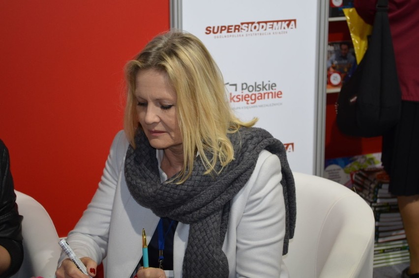 Grażyna Szapołowska podpisywała swoje książki na stoisku...