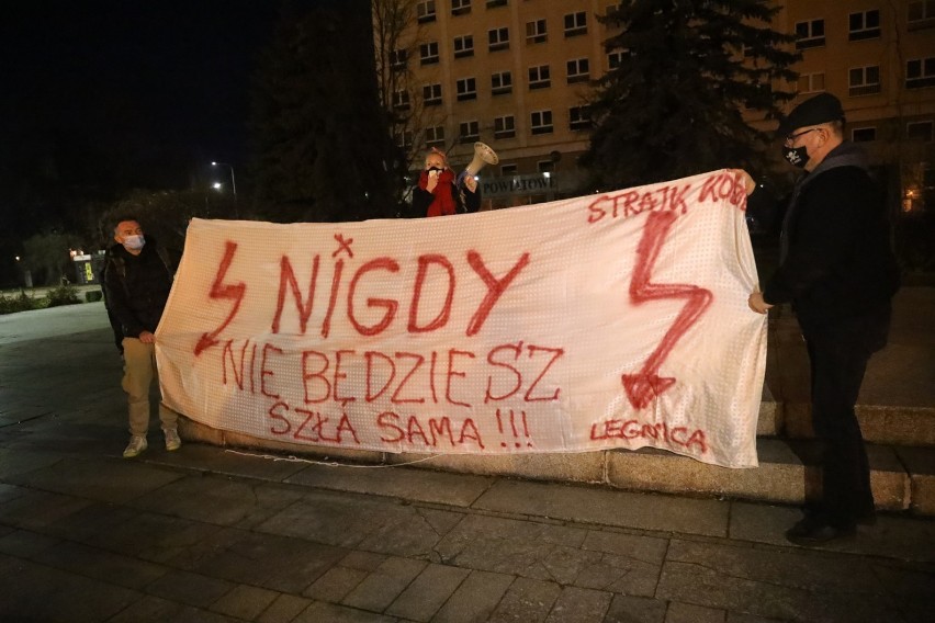 Strajk Kobiet w Legnicy, zapalili znicze pod siedzibą PiS