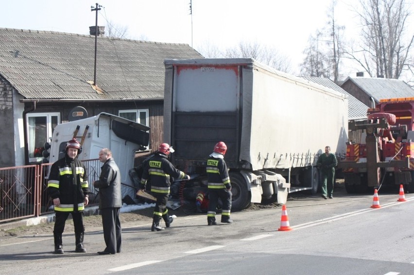 PILNE: Wypadek w Żerkowicach koło Zawiercia. Ciężarówka wjechała w dom [ZDJĘCIA]