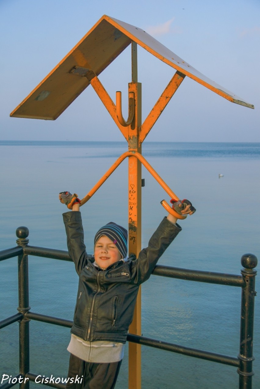 Foto powiat pucki: rowerowa wycieczka do Rzucewa. Tata i syn odwiedzili Osadę Łowców Fok i zamek w Rzucewie