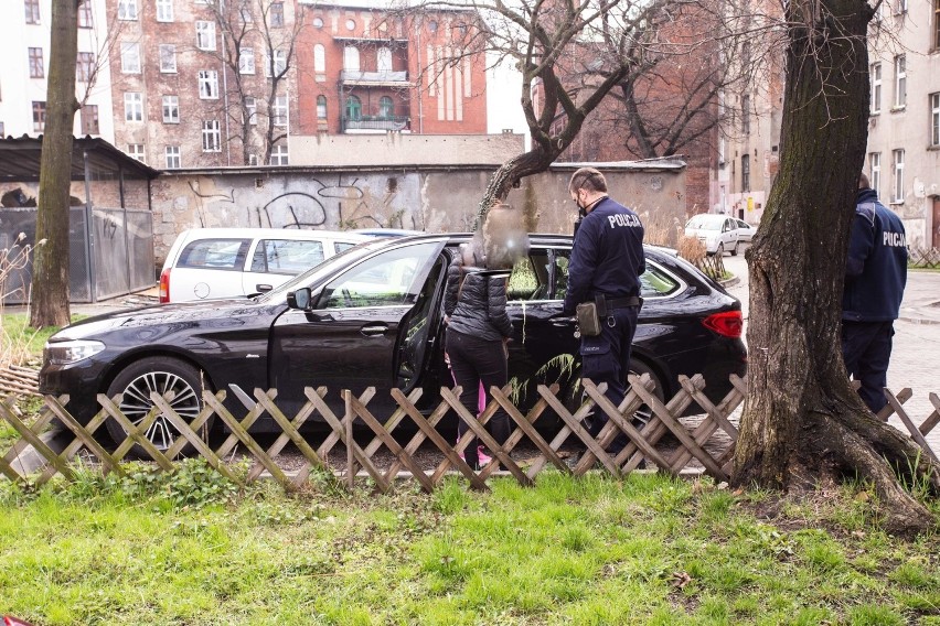 Zdewastowane BMW na jednym z podwórek na Nadodrzu