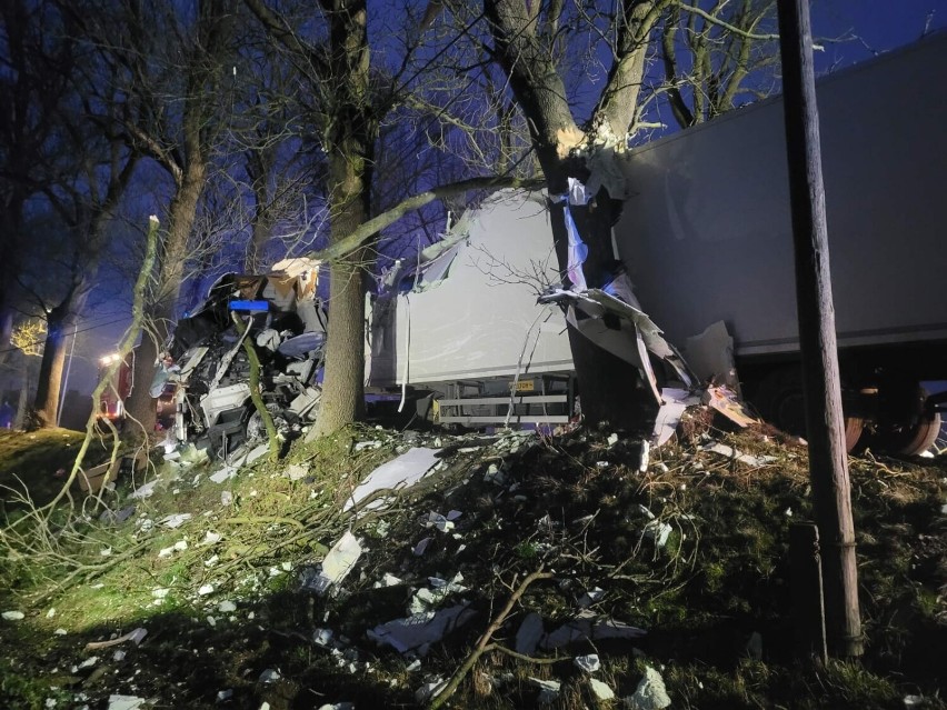 Wypadek na drodze wojewódzkiej nr 106 w okolicy Bęczna. Kierowcę z samochodu wyciągali strażacy
