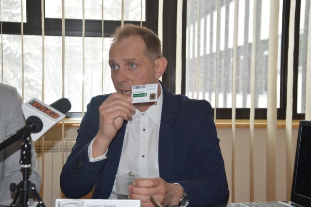 Grzegorz Moskal z firmy NDE prezentuje identyfikator, jakim będą posługiwali się pracownicy przeprowadzający audyt