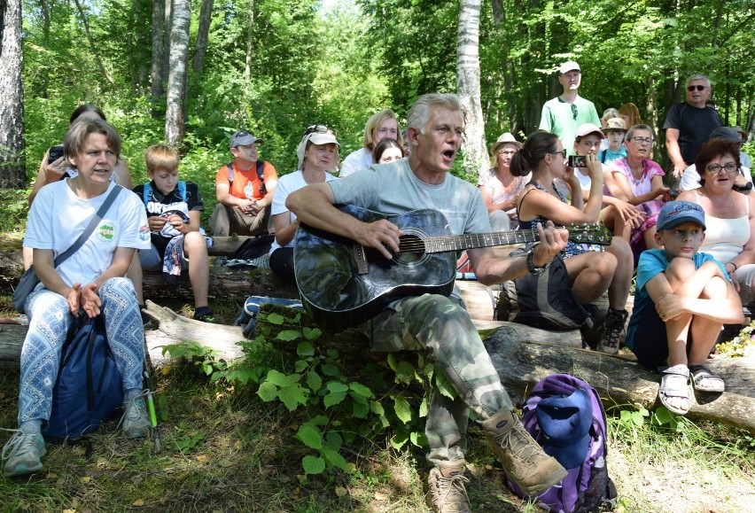 Wokół Jeziora Solińskiego. PTTK Ziemia Sanocka zorganizowała kolejną pieszą wycieczkę za miasto [ZDJĘCIA]