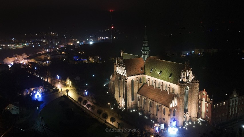 Cudny widok nocą na podświetloną pelplińską katedrę