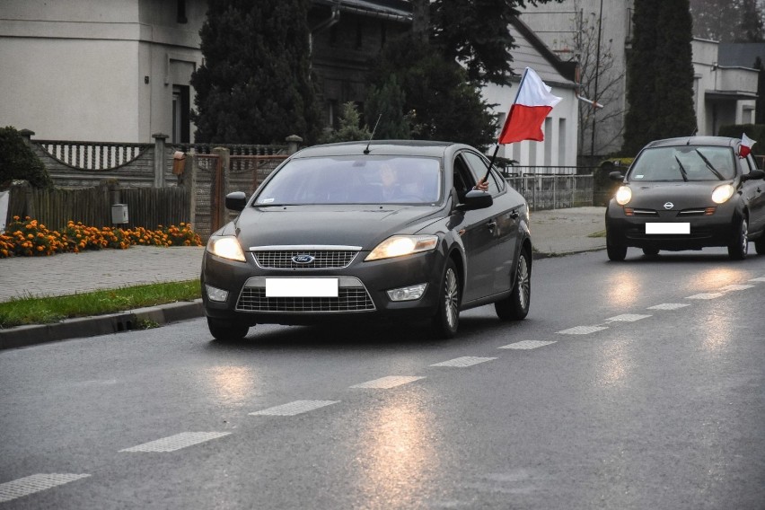 Święto Niepodległości w Szamotułach. Korowód samochodów przejechał przez miasto [ZDJĘCIA]