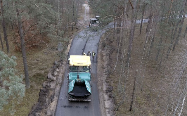 Za tydzień kilometrowy odcinek drogi między Legbądem a Łosinami w gminie Tuchola będzie już zmodernizowany