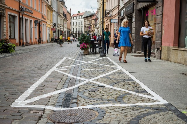 Nowe koperty przy ul. Długiej podzieliły mieszkańców. Jedni uważają, że wyglądają źle, inni - że bardzo źle.