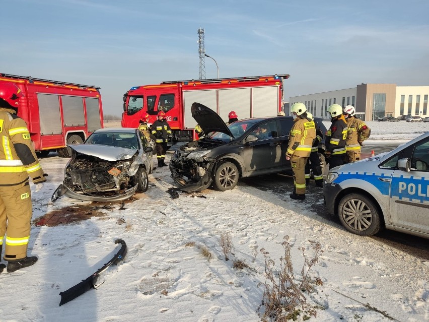 Stary Sącz. Dwa samochody rozbite. Kobieta i mężczyzna w szpitalu