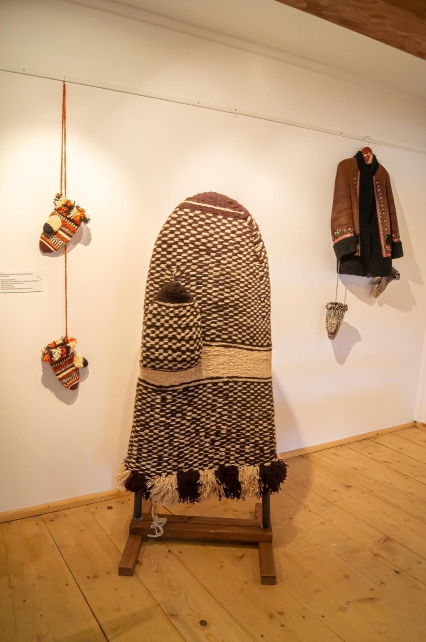 Wystawa rękawic furmańskich w sądeckim Skansenie trwa