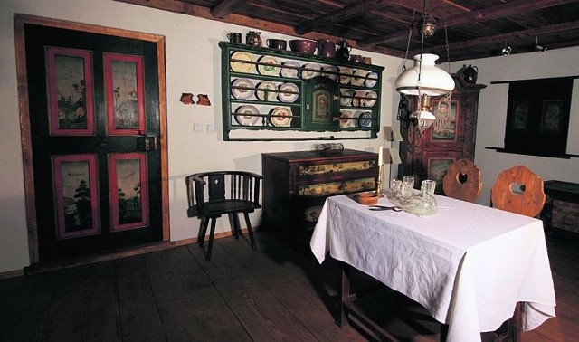 Wnętrze łużyckiego domu przysłupowego charakteryzują pięknie malowane drewniane meble