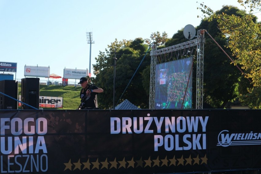 Gorąca atmosfera przed finałem. Licznie zebrani kibice oczekują na mecz [ZDJĘCIA] 