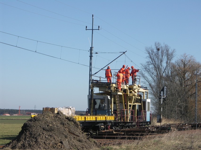 Ekipy budowlane i inżynieryjne podwieszają kable trakcyjne pod Cieszkowem [FOTO]