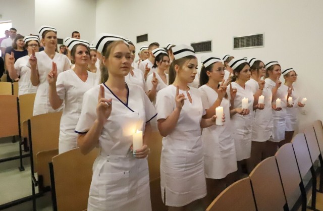 Absolwentki pielęgniarstwa na wydziale nauk medycznych Uniwersytetu Technologiczno - Humanistycznego w Radomiu dostały czepki i złożyły przysięgę. To było pierwsze czepkowanie w historii radomskiej uczelni.