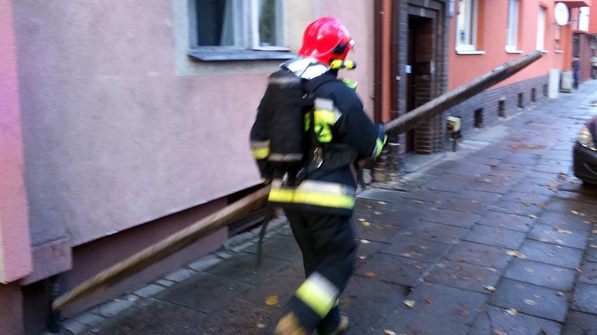 Ul. Mickiewicza. Pożar w kuchni. Potrawa została na gazie w pustym mieszkaniu [zdjęcia, wideo]