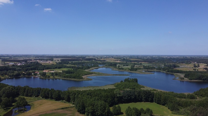 Przepiękne Jezioro Wierzbiczańskie na zdjęciach z drona. Te kadry są fenomenalne! [FOTO]