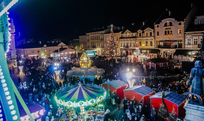 Tłumy na otwarciu świątecznego miasteczka na Rynku w...