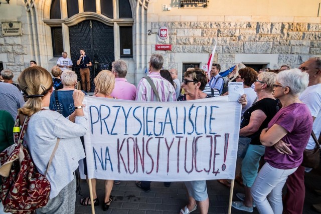 Około 100 osób stawiło się we wtorek pod gmachem sądów w Toruniu oraz w Bydgoszczy o godz. 20, by wziąć udział w kolejnym proteście przeciwko łamaniu konstytucji przez PiS. Na transparentach można było przeczytać hasła, m.in. „Wolne sądy, wolne wybory, wolna Polska” czy „PiS złodziej demokracji”. Bydgoska manifestacja trwała kilkadziesiąt minut. 

Zobaczcie zdjęcia z protestu.



FLESZ: Referendum konstytucyjne prezydenta Dudy
