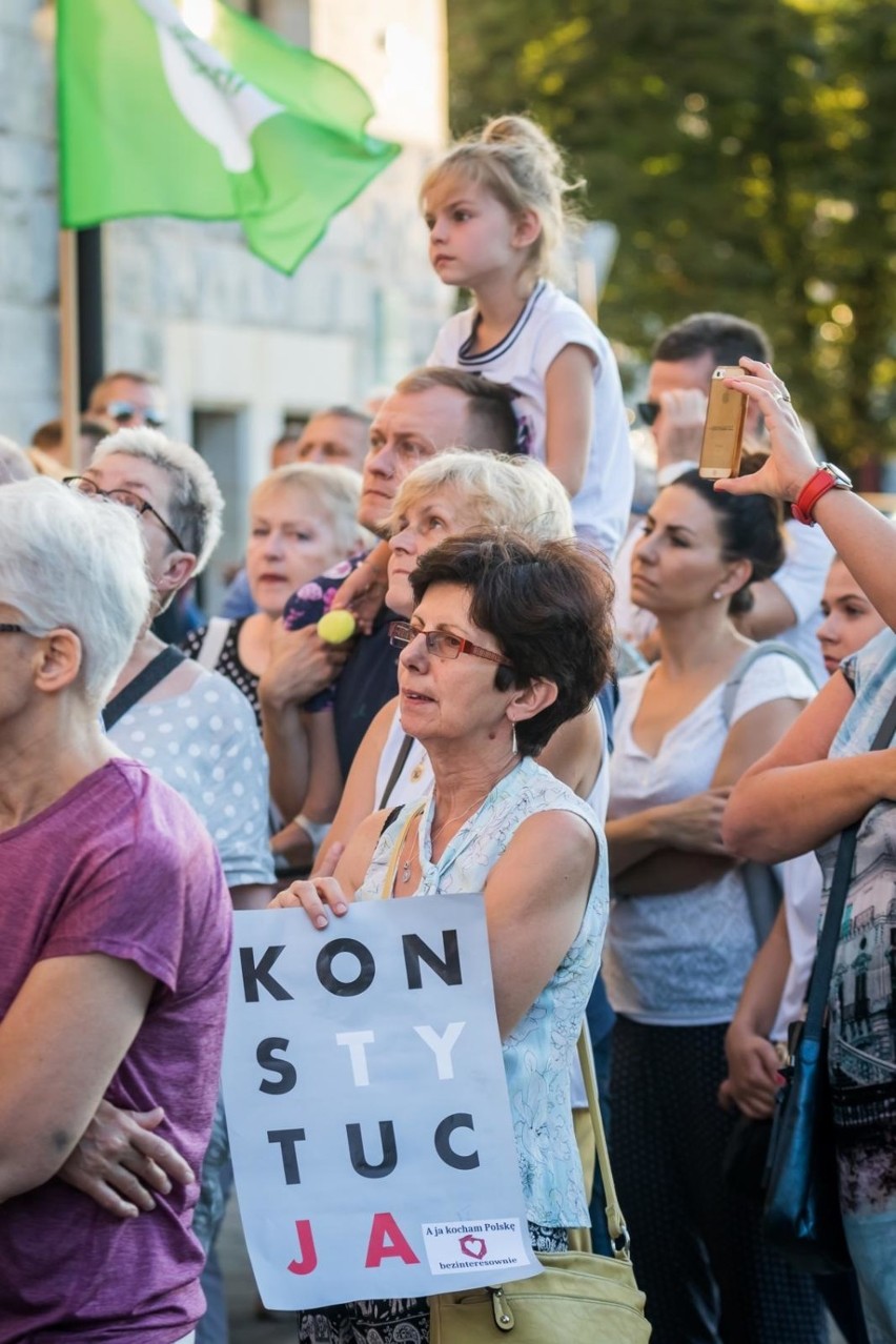 Około 100 osób stawiło się we wtorek pod gmachem sądów w...