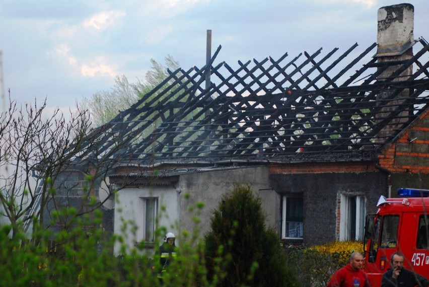 Pożar w Suchorzewku: Spłonął dom. Dwie rodziny bez dachu nad...