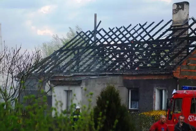 Pożar w Suchorzewku: Spłonął dom. Dwie rodziny bez dachu nad głową