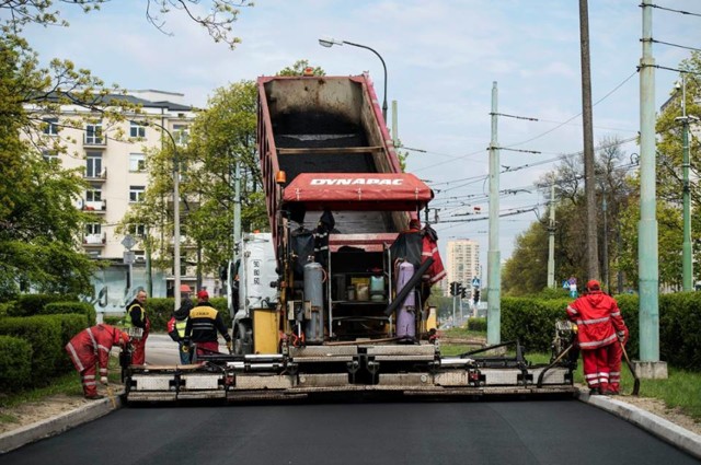 Remont dróg "od kuchni". Spektakularny filmik ZDM, w którym maszyny grają główną rolę