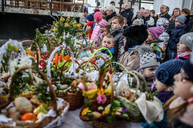 Święcenie pokarmów. Co włożyć do koszyczka? Symbolika poszczególnych produktów 