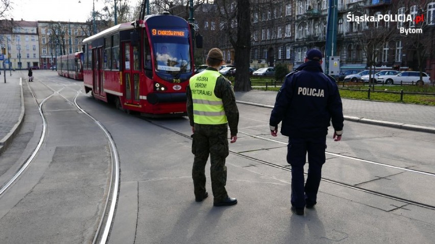 Żołnierze z policjantami na bytomskich ulicach. Kary mogą wynieść do 30 tys. zł